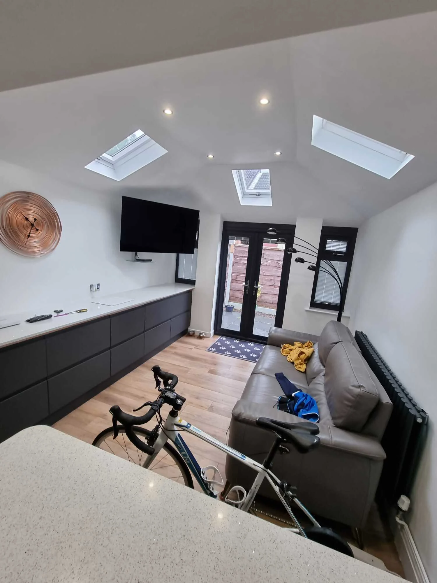 Images Ivo & Tina HK Service Ltd