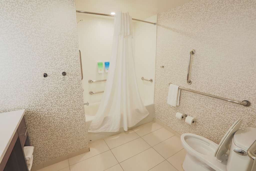 Guest room bath