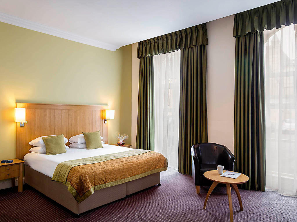 Classic Double Bedroom Mercure Warwickshire Walton Hall Hotel & Spa Walton 01789 842424