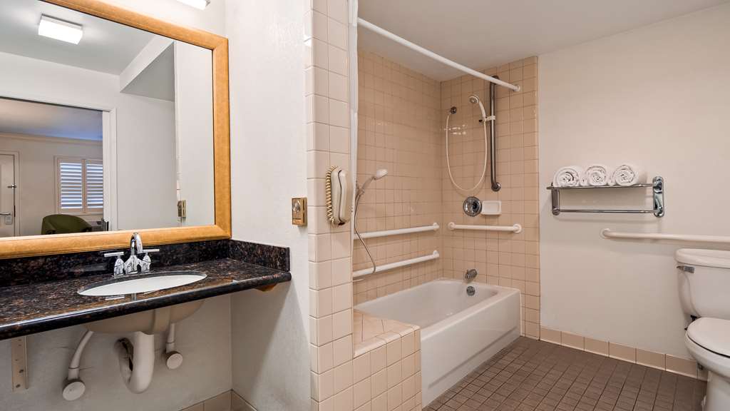 ADA bathtub/shower with grab bars Best Western Plus Humboldt Bay Inn Eureka (707)443-2234