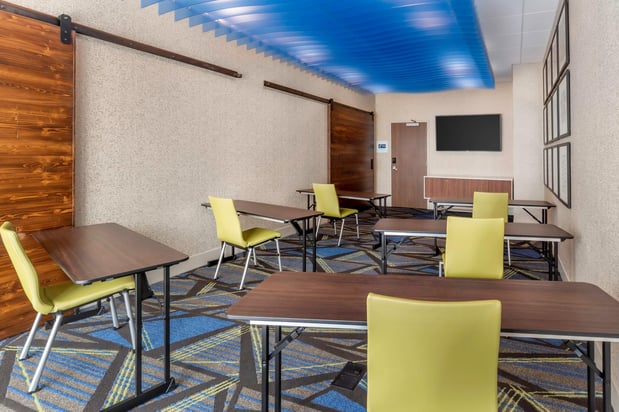 Images Holiday Inn Express & Suites Milwaukee – West Allis by IHG