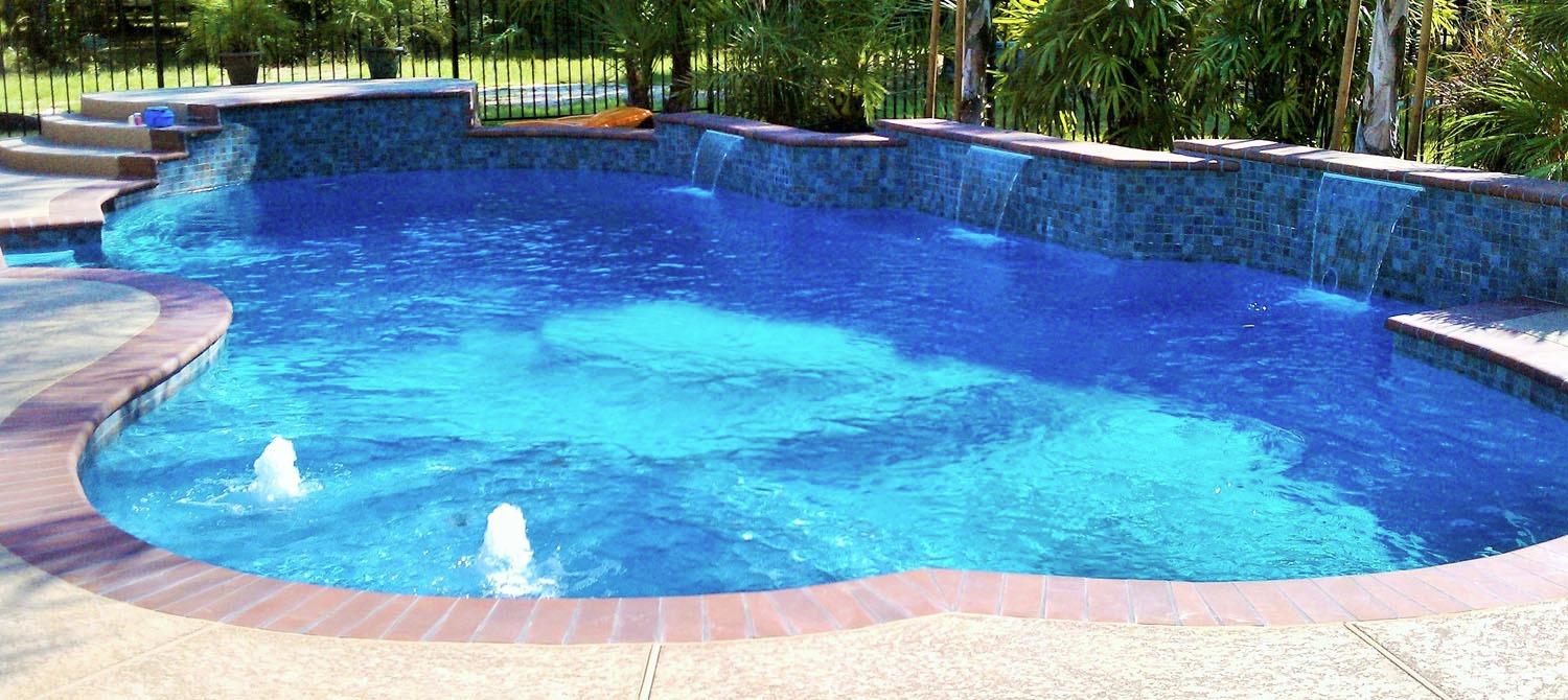 Freeform pool with pool fountains