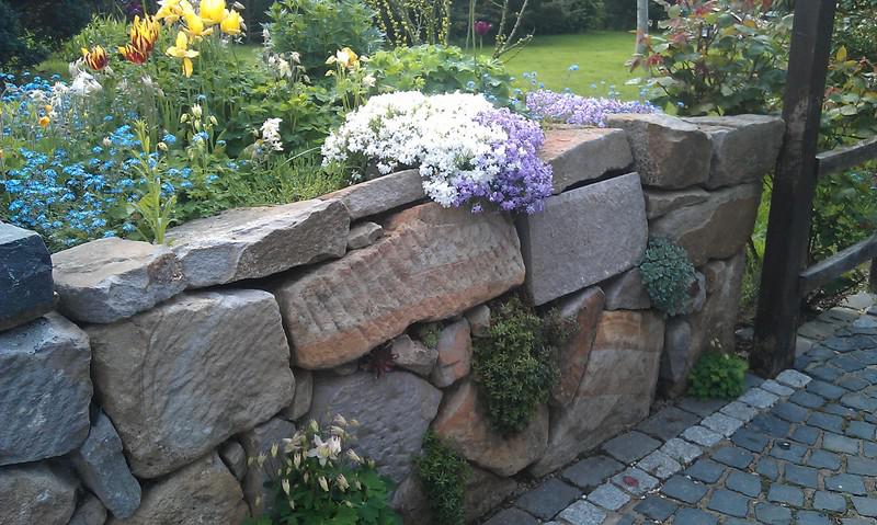 Trockenmauer Ruhrsandstein aus Antiken von Hand behauenen Steinen