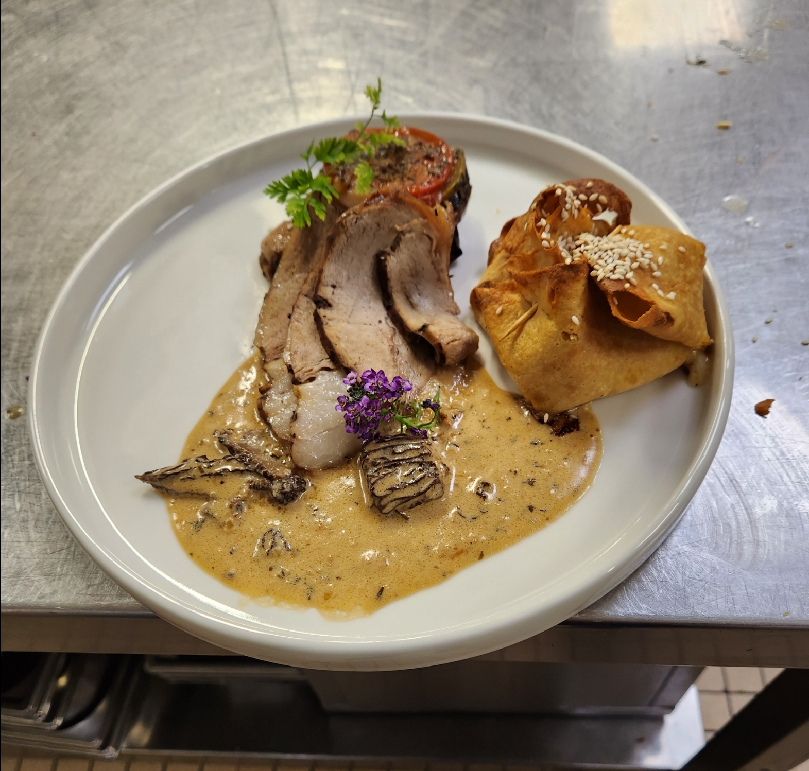 Paleron de veau en cuisson de 8h à la crème de morilles. Paleron de veau en cuisson de 8h à la crème de morilles.