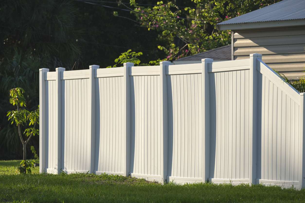 white vinyl privacy fencing