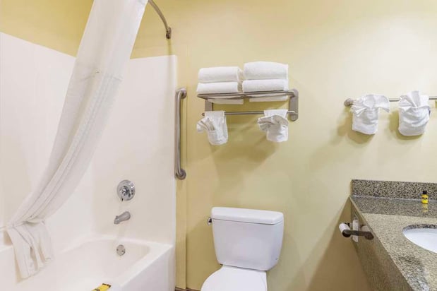 Images Best Western Plus Brunswick Inn & Suites