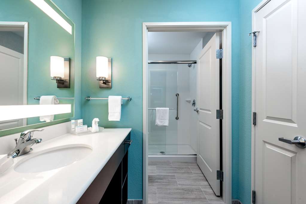 Guest room bath