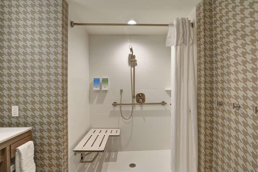 Guest room bath