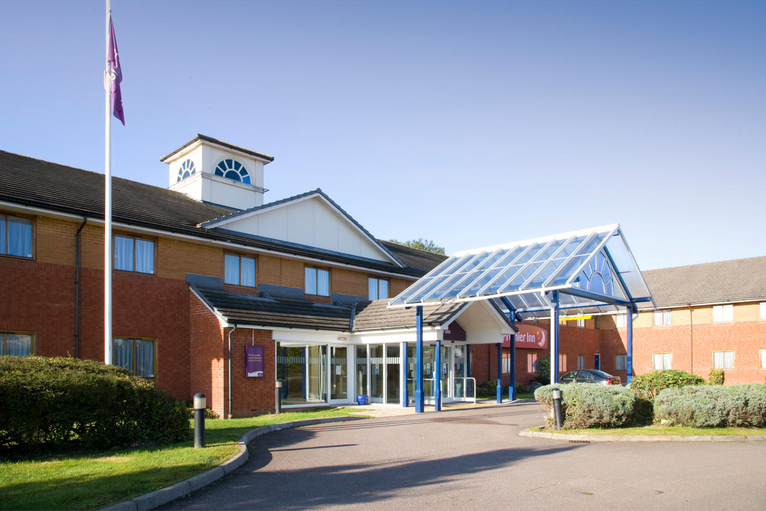 Premier Inn Lietuva. Luton, Devon, United Kingdom. Город Luton в Англии фото.