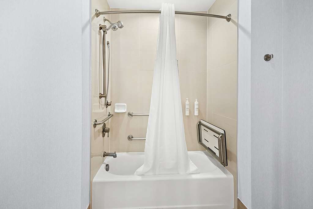 Guest room bath