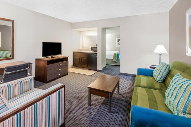 Images Holiday Inn & Suites Oklahoma City North by IHG
