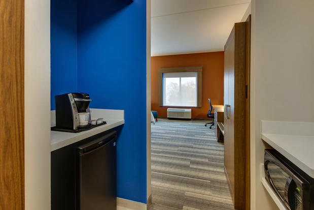 Images Holiday Inn Express & Suites Nashville Metrocenter Downtown by IHG