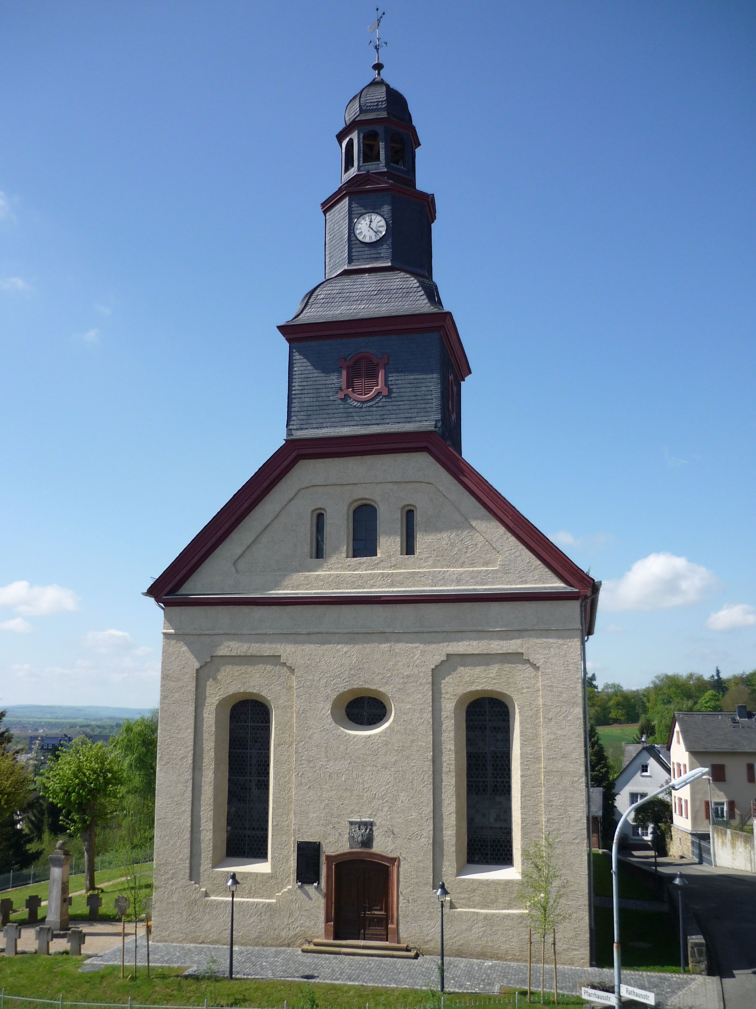 1876 wurde die Kirche nach dem zweiten Brand 1873 eingeweiht. Die relativ große Kirche diente damals 3 Gemeinden (Seelbach, Falkenbach und Aumenau), heute nur noch Seelbach. Die Empore wurde in den siebziger Jahren zum Gemeinderaum mit Küchenzeile umgebau