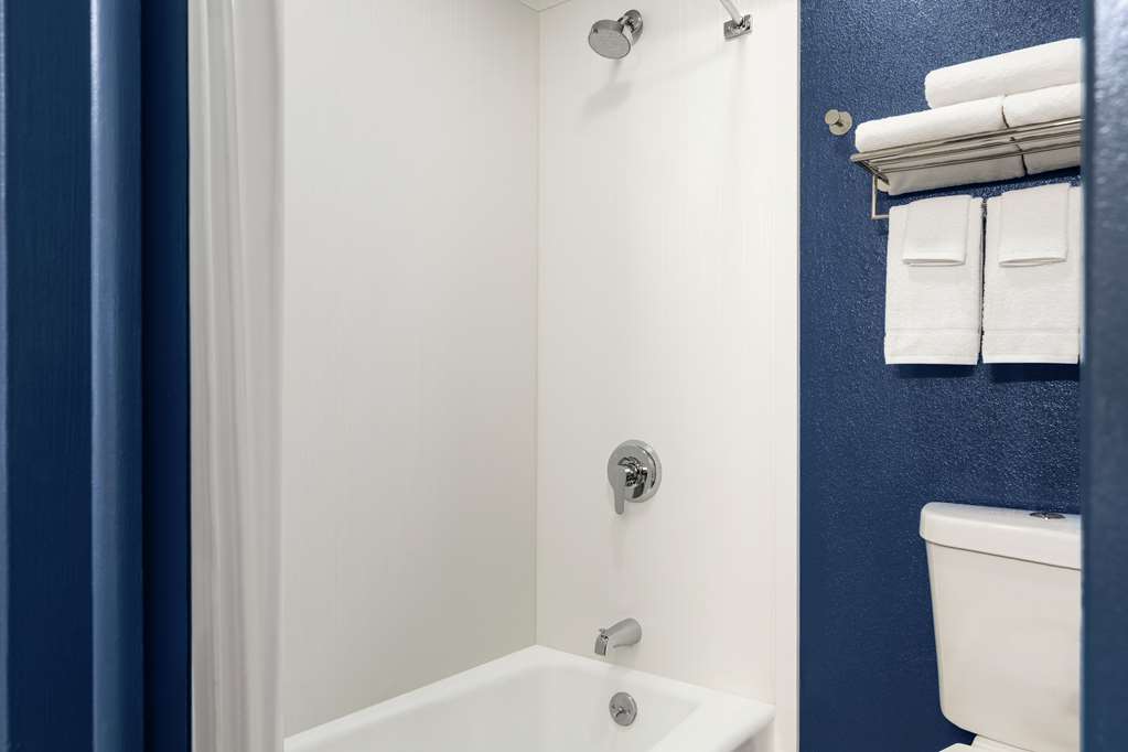 Guest room bath