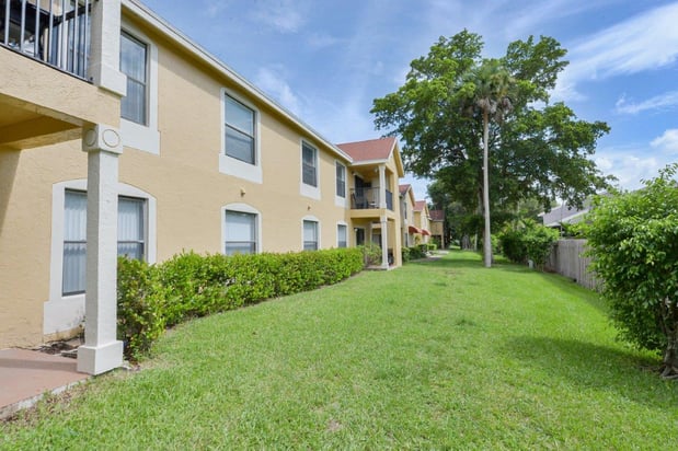 Images Savannah Place Apartments & Townhomes