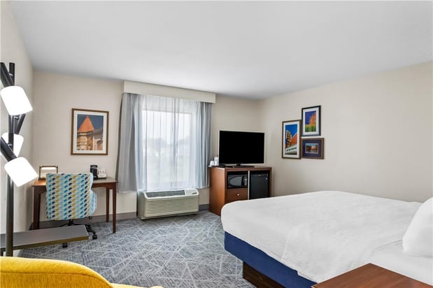 Images Hampton Inn - DeKalb (Near the University)