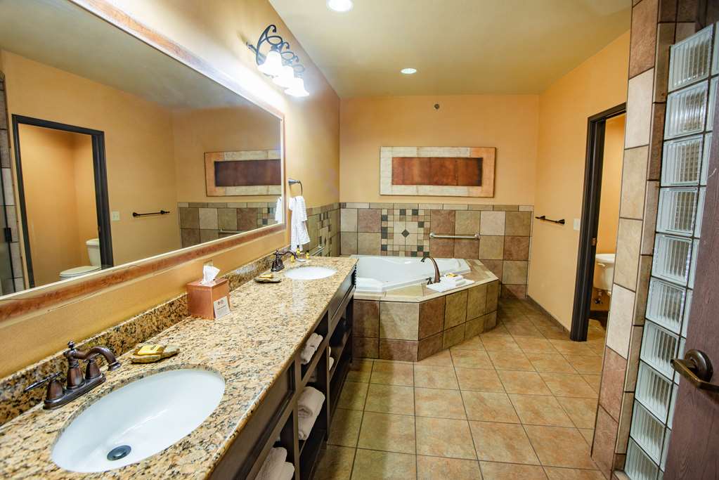 King Whirlpool Suite Bath