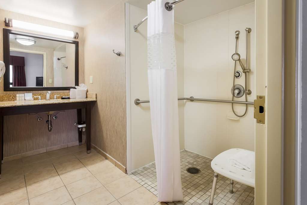 Guest room bath