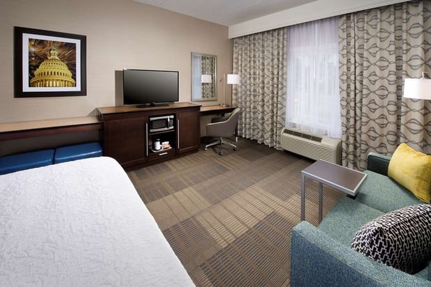 Images Hampton Inn & Suites Falls Church