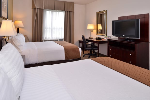 Images Holiday Inn Madison at the American Center by IHG
