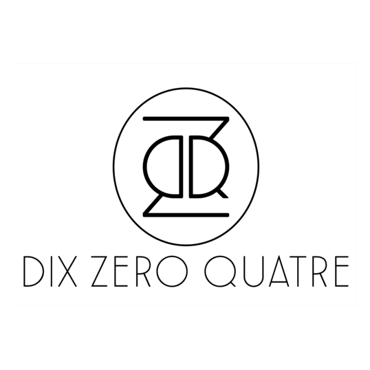 DIX ZERO QUATRE vêtement pour bébé, article de puériculture (détail)