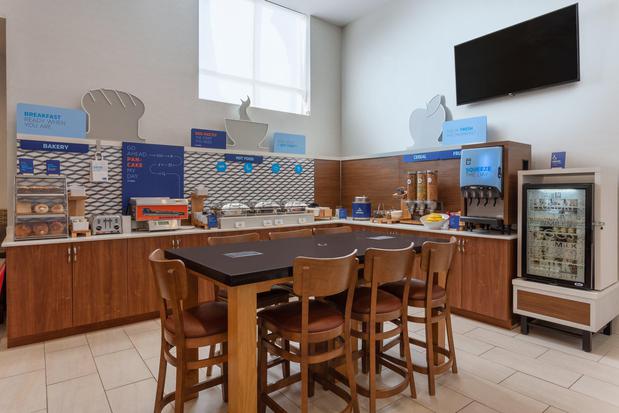Images Holiday Inn Express LaGuardia Arpt by IHG