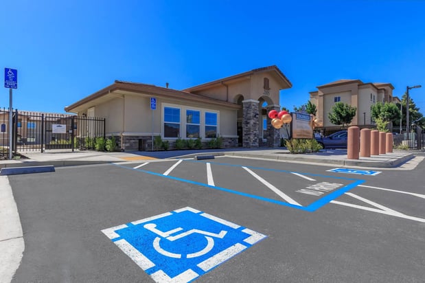 Images Edgewater Apartments