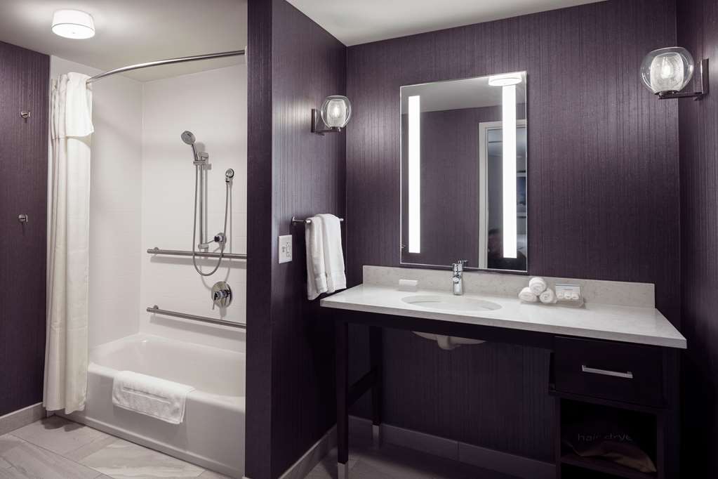 Guest room bath