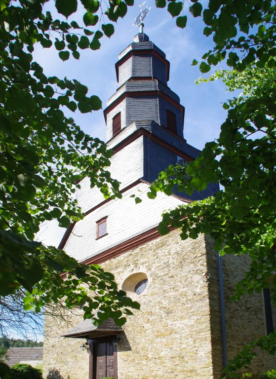 Die evangelische Kirche in Wolfenhausen ist eine barocke Bauernkirche die in den Jahren 1752-54 erbaut wurde. 
Die großzügige Spende von gebrauchten Holzbalken durch den Fürsten zu Wied ermöglichte den Kirchenbau. 
Ehemals stand eine kleine Kapelle auf de