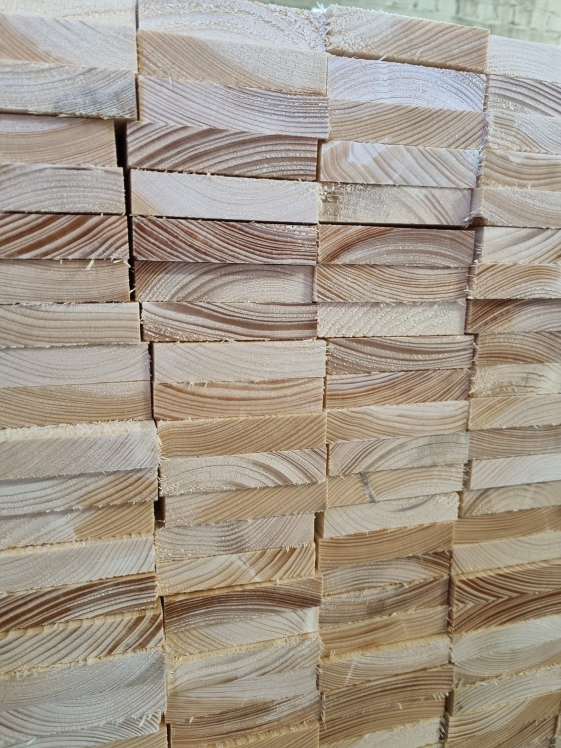 KastWood ražotas bruses karkasa māju būvniecībai