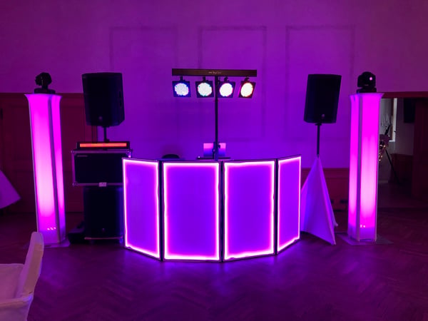 GPM Entertainment - DJ Münster Hochzeits-DJ Münster mit LED-beleuchtetem DJ-Pult, Lautsprechern und Lichtsäulen. Ideal für Hochzeitspartys und elegante Veranstaltungen.