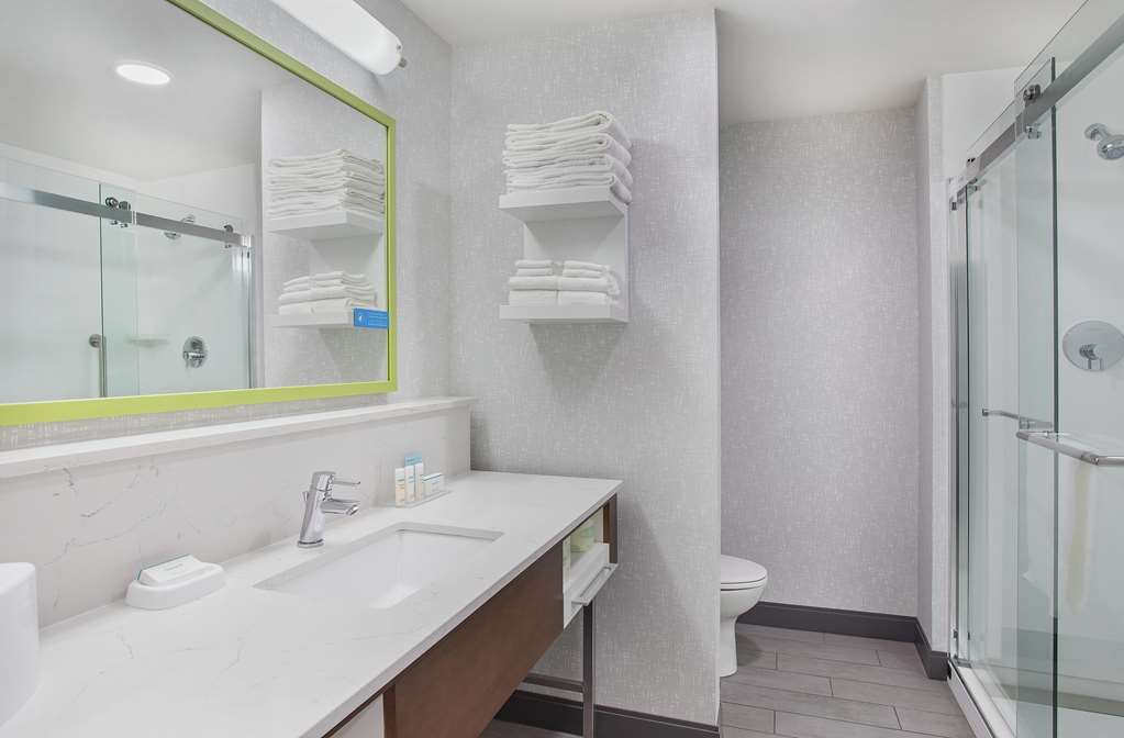 Guest room bath