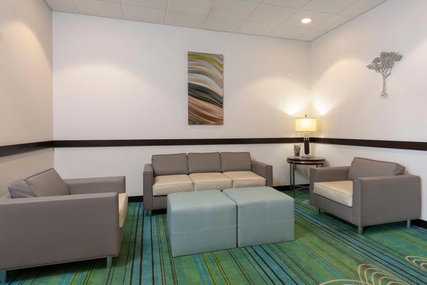 Images Holiday Inn Express & Suites New Philadelphia, an IHG Hotel