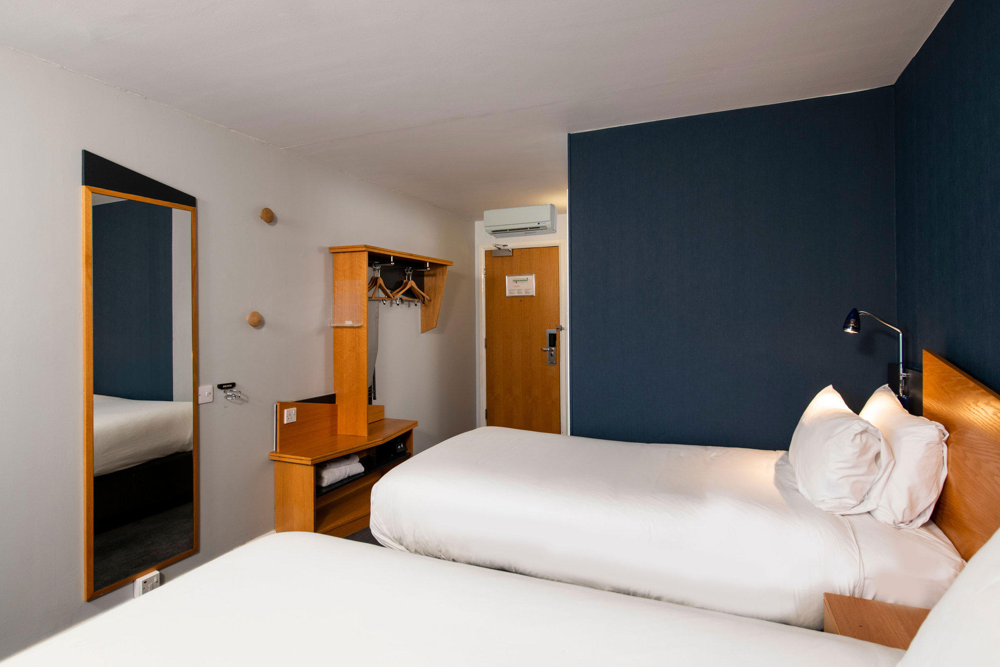 Holiday Inn Express Edinburgh - Royal Mile, an IHG Hotel Edinburgh 01315 248400