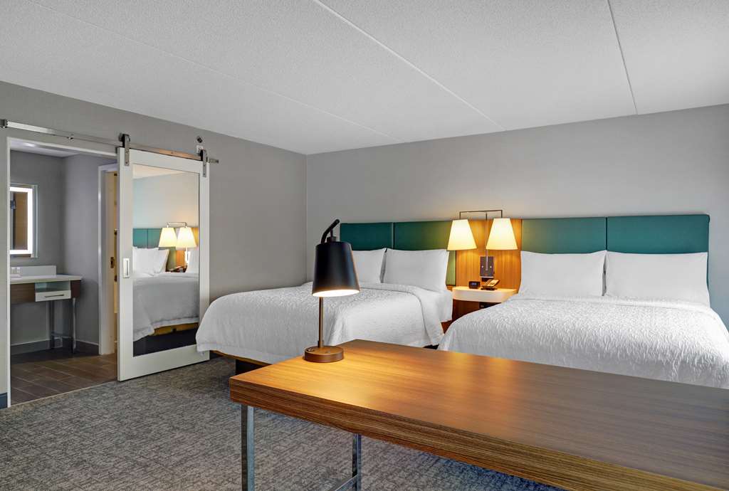 Guest room Hampton Inn & Suites by Hilton Belleville Belleville (613)779-2000