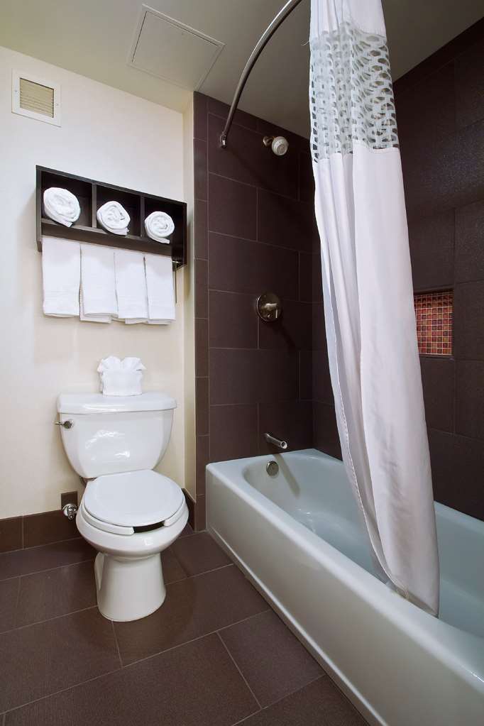Guest room bath