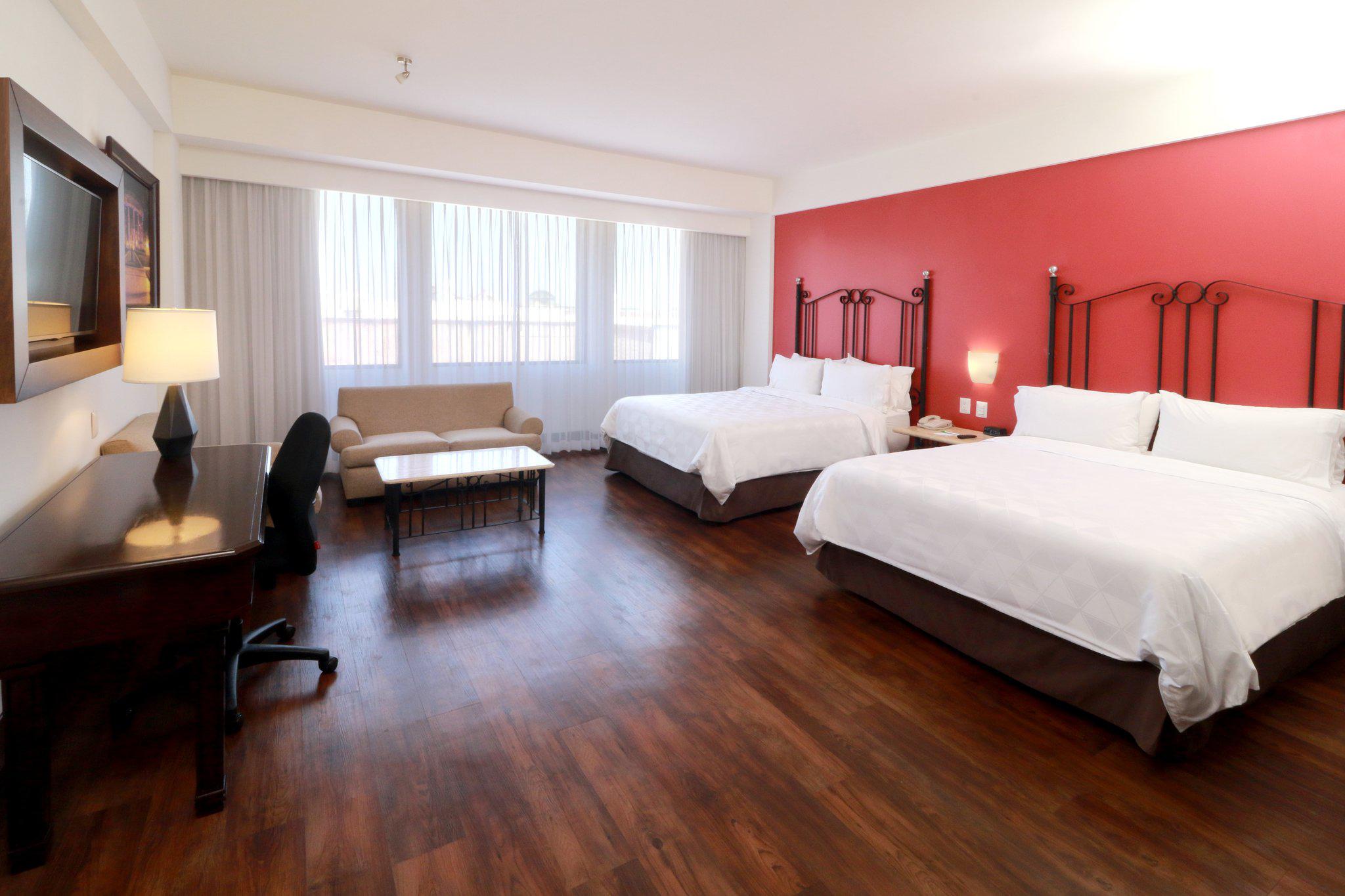 Images Holiday Inn & Suites Guadalajara Centro Historico, an IHG Hotel