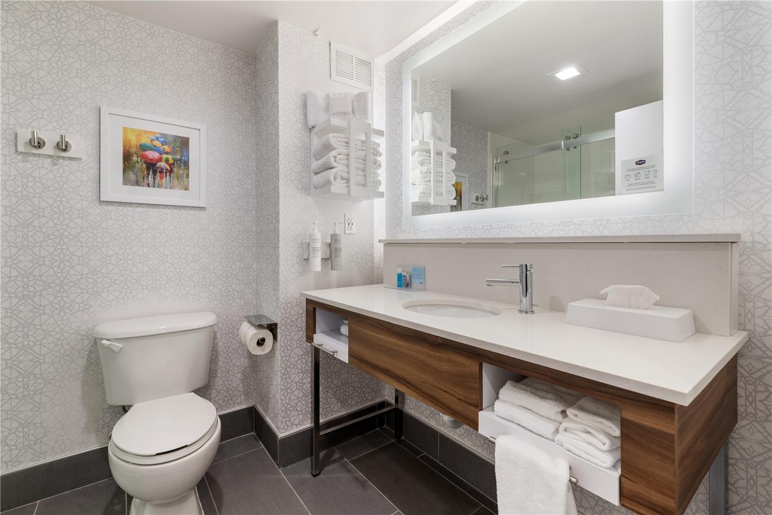 Guest room bath