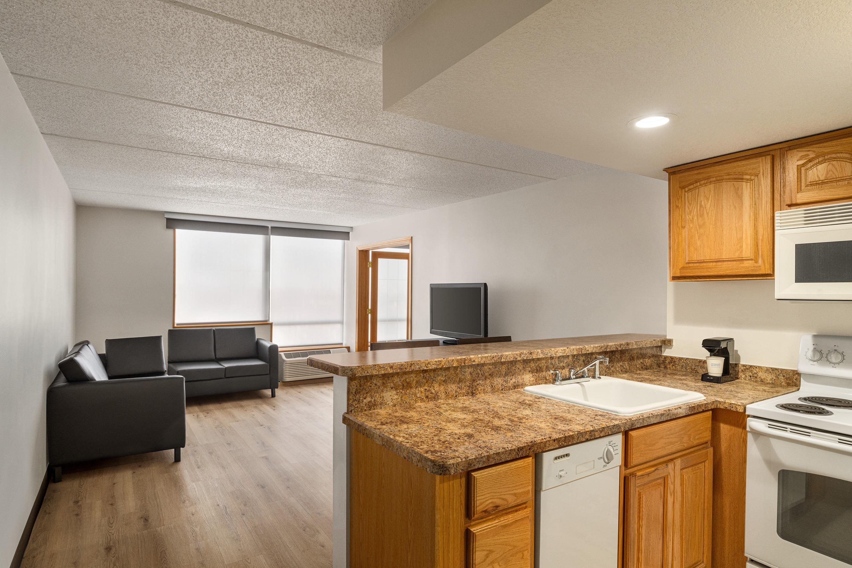 Apartment Suite with Kitchen AmericInn by Wyndham Rochester Near Mayo Clinic Rochester (507)281-2211