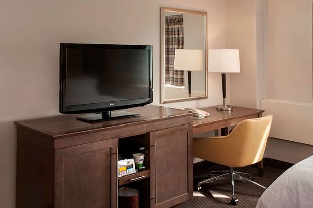 Images Hampton Inn & Suites Milwaukee Downtown