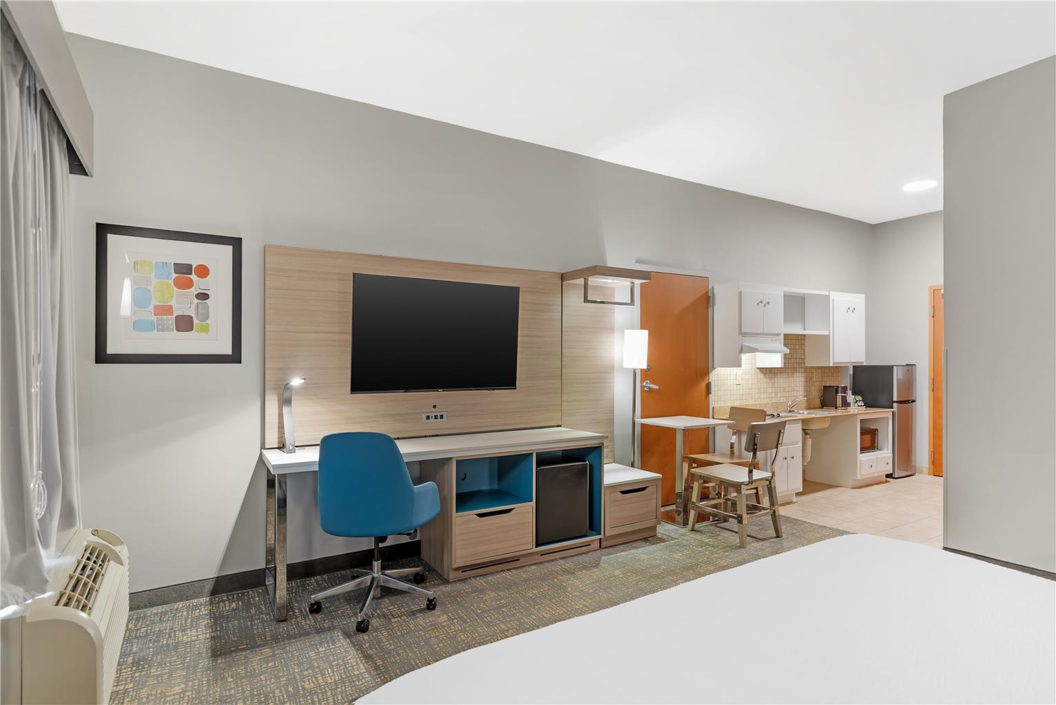 ADA - 1 King Bed w/ Bathtub + Kitchen