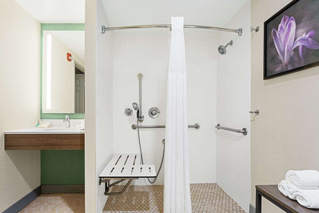 Guest room bath