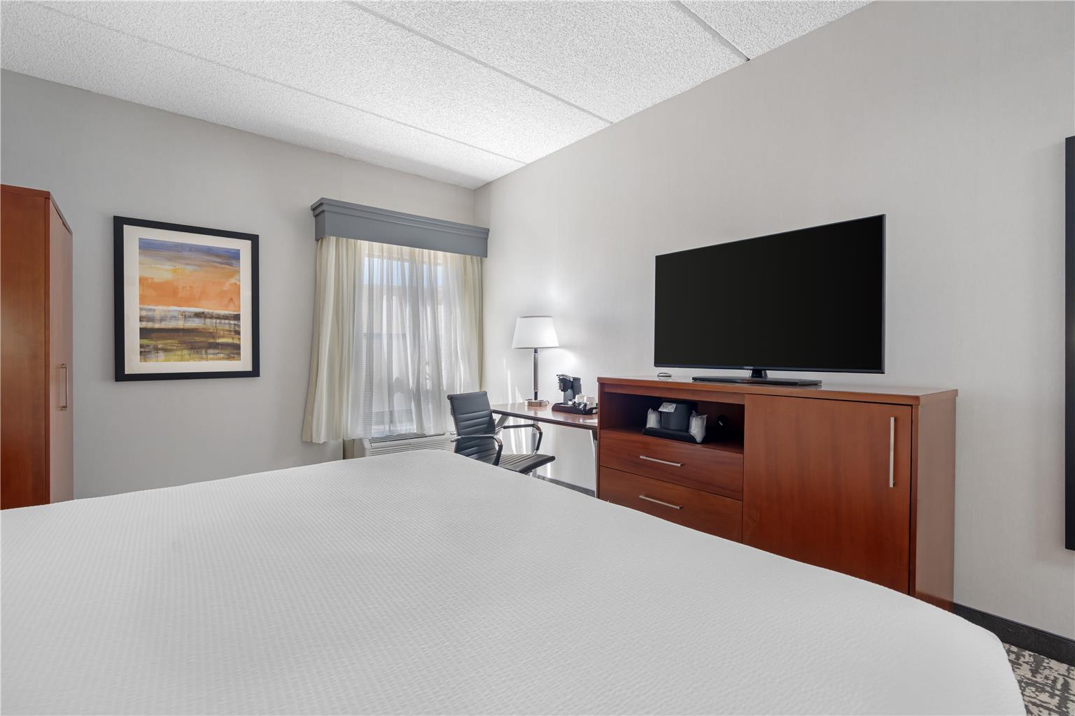 ADA - 1 King Bed w/ Bathtub