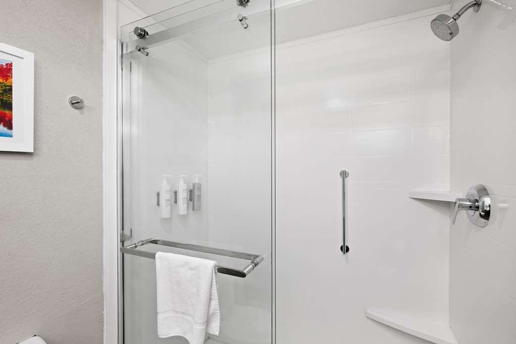 Guest room bath