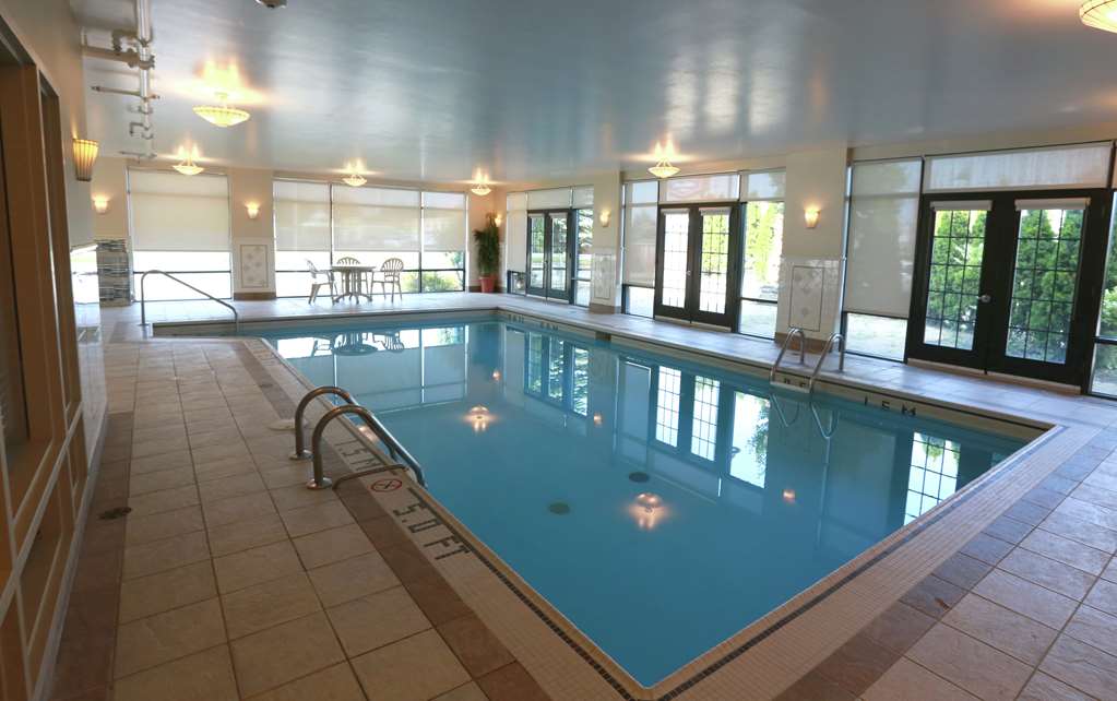 Hampton Inn & Suites by Hilton Laval in Laval: Pool