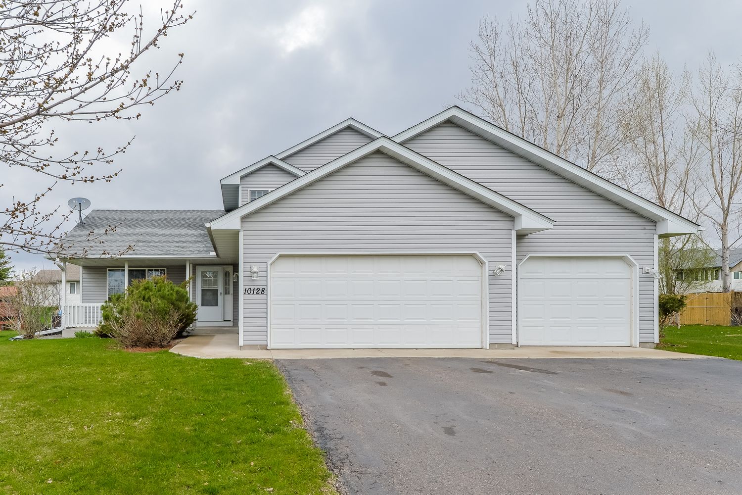 Charming home with a three-car garage and large driveway at Invitation Homes Minneapolis.