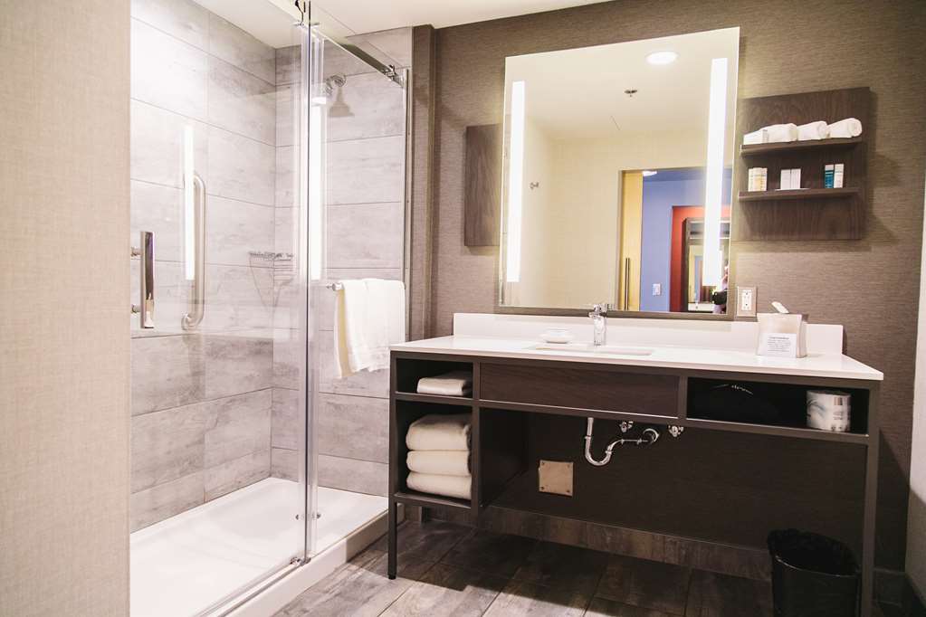 Guest room bath Hilton Garden Inn Fredericton Fredericton (506)999-1551