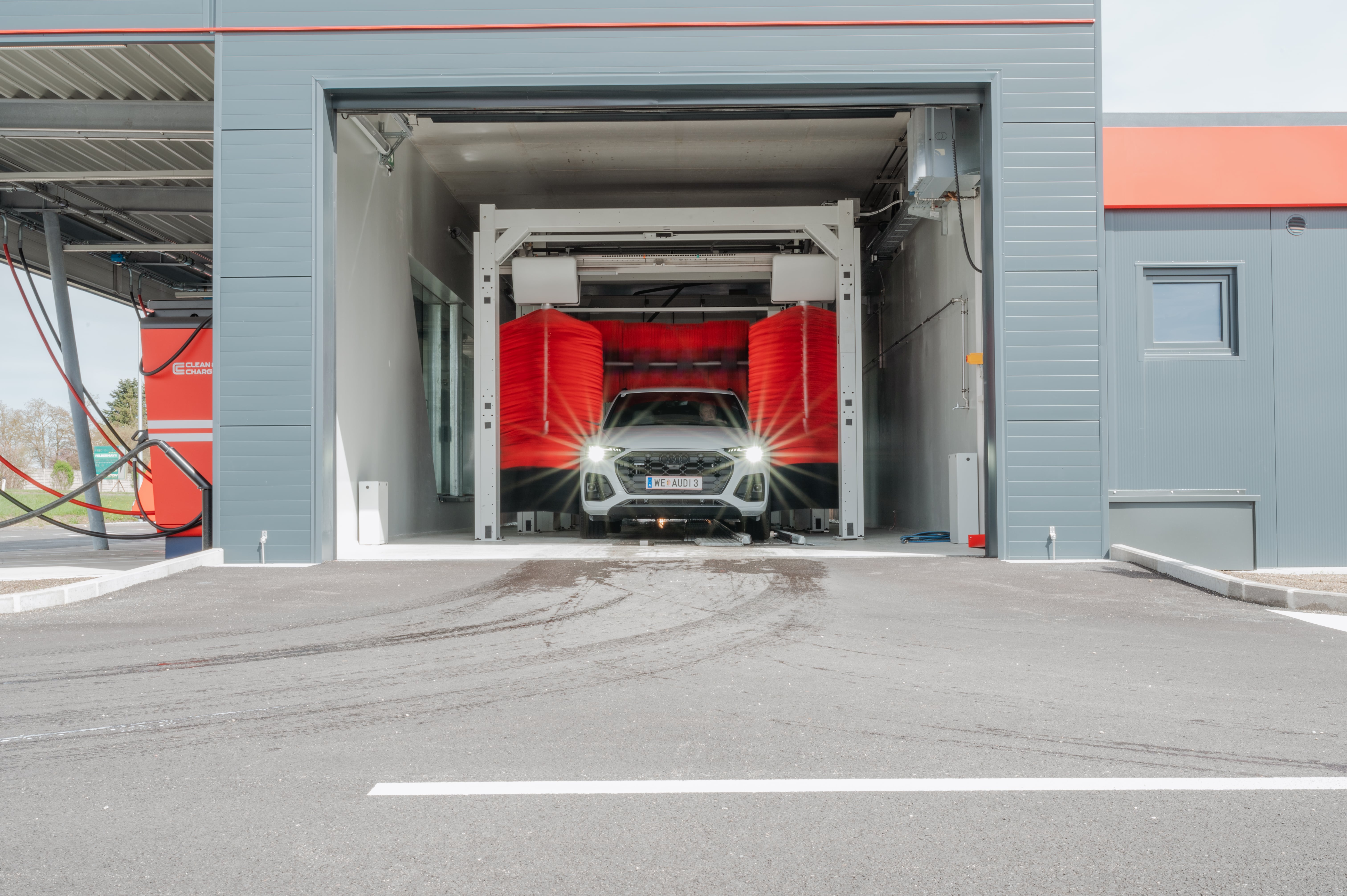 Clean & Charge - Wels I Außenwäsche - Innenreinigung - Ladestation, Werndlstraße 9 in Wels