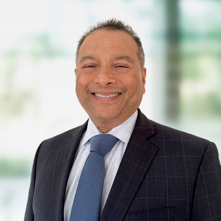 Headshot of Christopher Perera, a wealth advisor at Chase