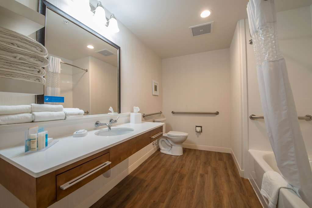 Guest room bath